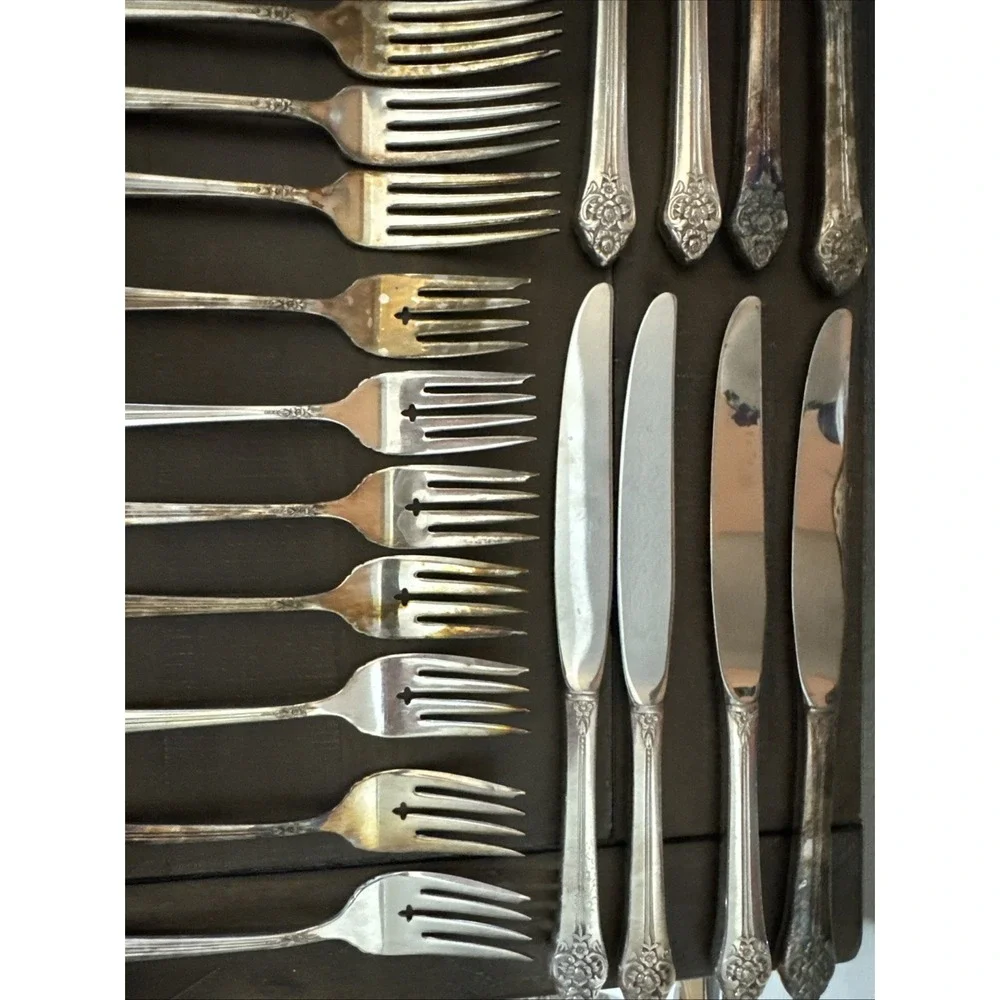 Oneida Community Plantation Flatware Silver plate Forks Spoons Knives 34 Pcs